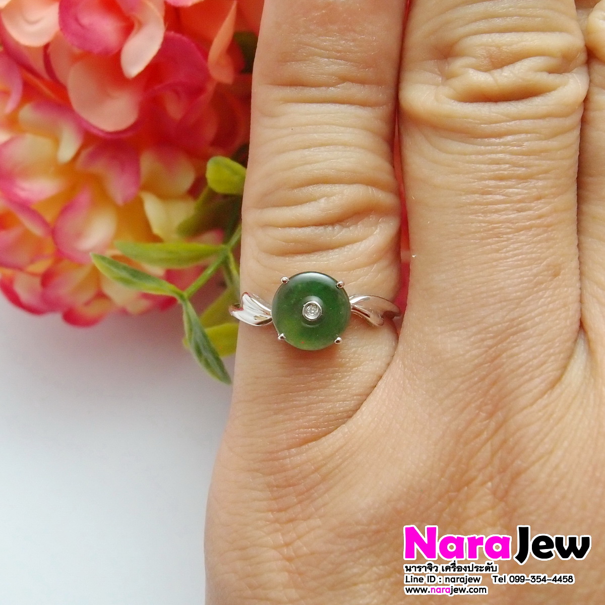 แหวนหยกพม่า สีเขียวเข้มสดสวย ตรงกลางประดับเพชรแท้ เรือนทองขาว White Gold 18K