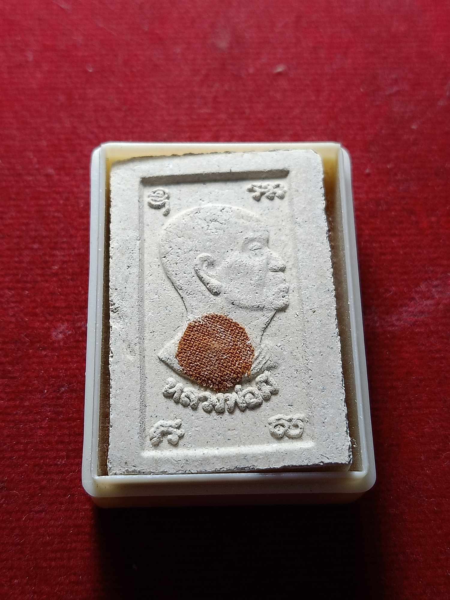 พระสมเด็จย้อนยุครุ่นแรก รุ่นมหาเศรษฐี สคส. 2538 หลวงพ่อมี วัดมารวิชัย จ.อยุธยา พร้อมกล่อง (SKU-04477)