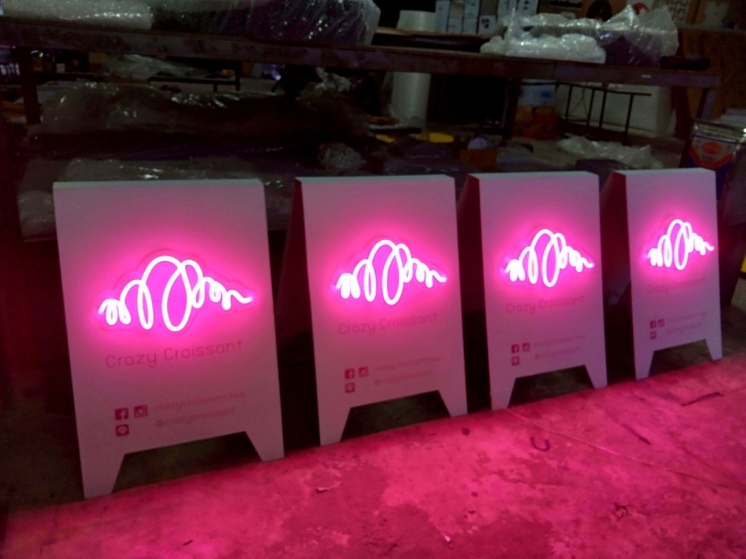 ป้ายตั้งหน้าร้านติดไฟนีออนดัด LED ป้ายฉากสามเหลี่ยม วัสดุซิงค์(เหล็ก)