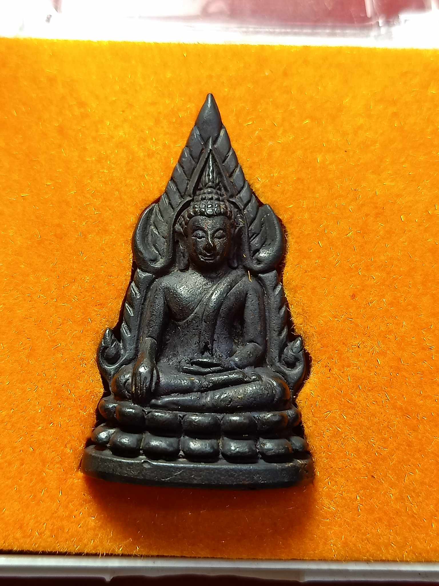 รูปหล่อลอยองค์พระพุทธชินราช รุ่น "พ่อ" วัดพระศรีมหาธาตุ จ.พิษณุโลก ปี 2550 พร้อมกล่อง (SKU-03079)