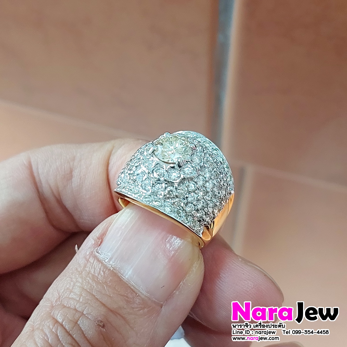 แหวนเพชร เม็ดกลาง 0.80 ct เพชรล้อมรอบ 1.76 ct หน้ากว้างใส่สวยอลังการ