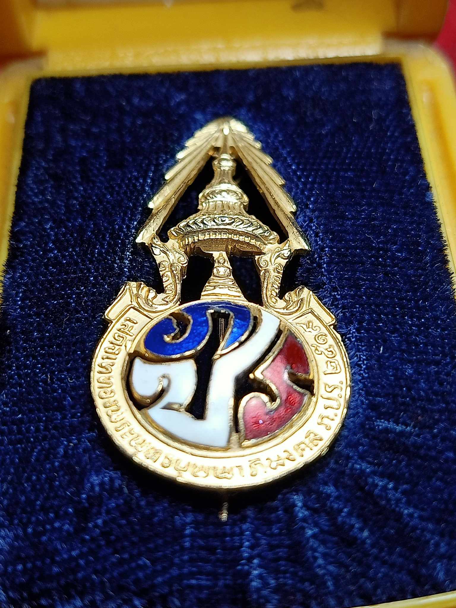 เข็มกลัด ร.9 ภปร. สมเด็จพระเจ้าอยู่หัวเสด็จประราชพิธีเททอง วัดบุพพาราม จ.เชียงใหม่ ปี 2519 พร้อมกล่อง (SKU-02912)