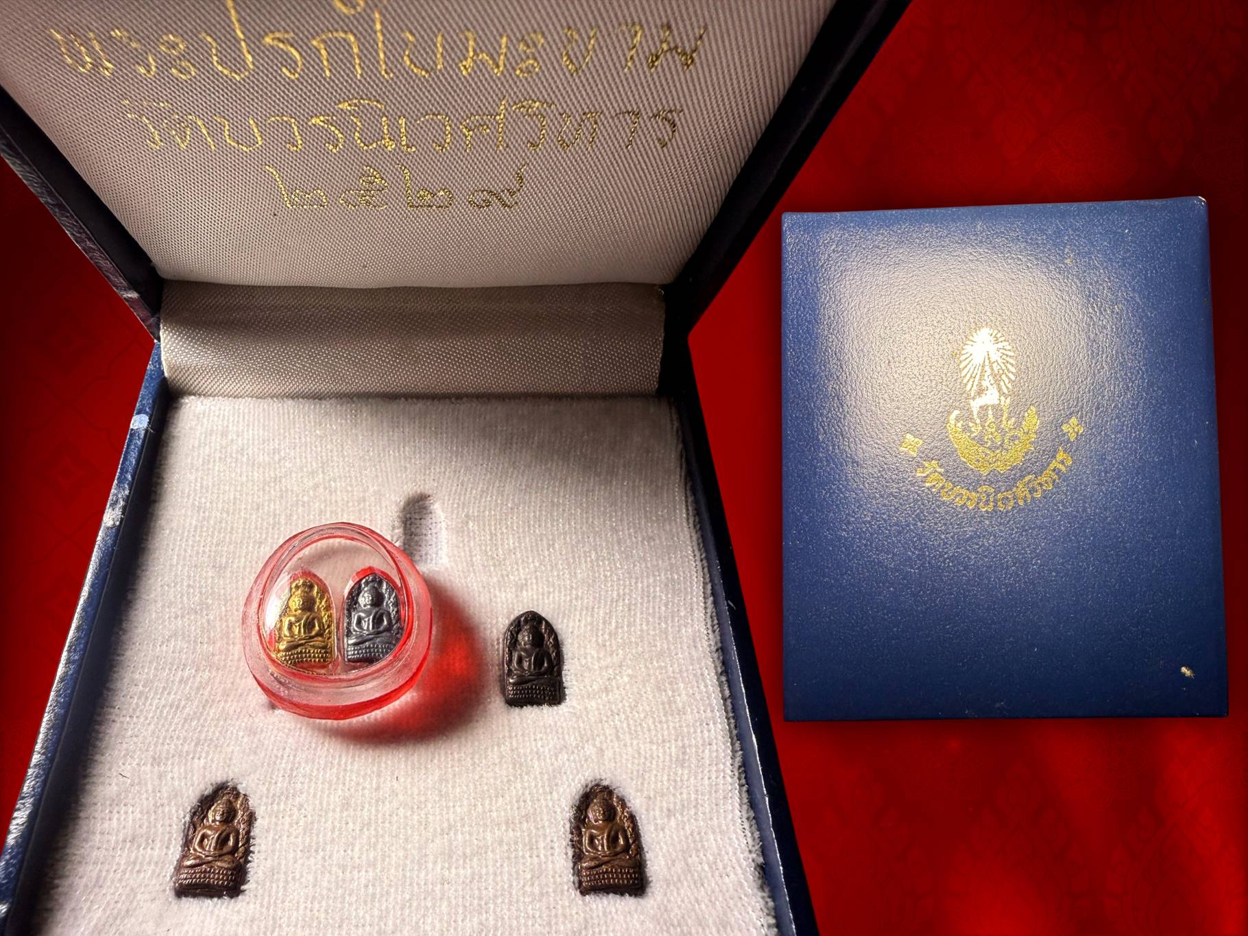 พระปรกมะขาม ญส. ปี 2529 รุ่นแรก ชุดเนื้อทองคำ เงิน นวะ ทองแดง ชุด 5 องค์ ราคาเบาๆ พร้อมกล่องเดิมๆ งามๆ ครับ สมเด็จพระญาณสังวร วัดบวรนิเวศวิหาร ประธานพิธีนั่งปรกอธิษฐานจิต และพระภาวนาจารย์อีก 36 รูป จากภาคต่างๆ นั่งปรกอธิษฐานจิต