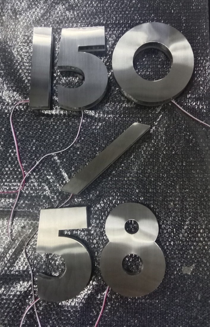 ป้ายอักษรสแตนเลสแฮร์ไลน์ไฟออกหลัง ป้ายบ้านเลขที่ 150/58