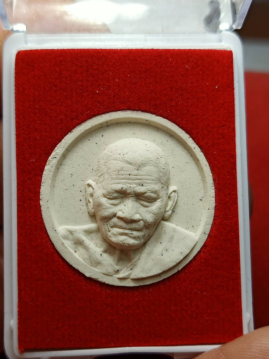 พระผงจันลอย พระครูปลัดวชิรโสภณญาณ หลวงปู่มหาศิลา สวนสงฆ์แกเป๊ะ จ.กาฬสินธุ์ ปี 2564 พร้อมกล่อง (SKU-07837)