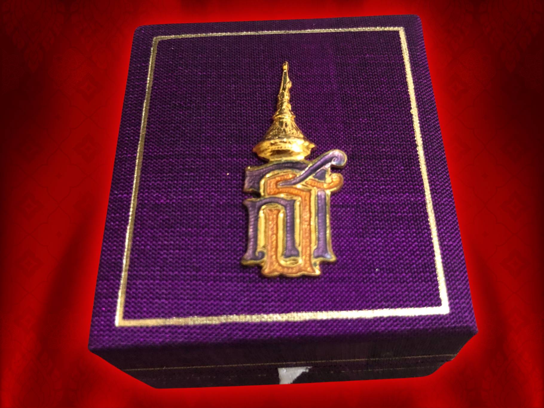 เหรียญพระแก้วมรกต รุ่นบูรณะฉัตร เนื้อทองคำ ปี 2531 พิธีพุทธาภิเษก ณ วัดพระศรีรัตนศาสดาราม ( วัดพระแก้ว) มีหลวงปู่ดู่ วัดสะแก หลวงพ่อแพ วัดพิกุลทอง เป็นต้นอธิฏฐานจิตปลุกเสก โดยเนื้อทองคำ หนัก 7.5 กรัม พร้อมกล่องเดิมๆ สุดๆ