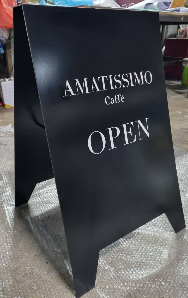 ป้ายเหล็กฉากสามเหลี่ยมพ่นสีติดสติ๊กเกอร์ไดคัท