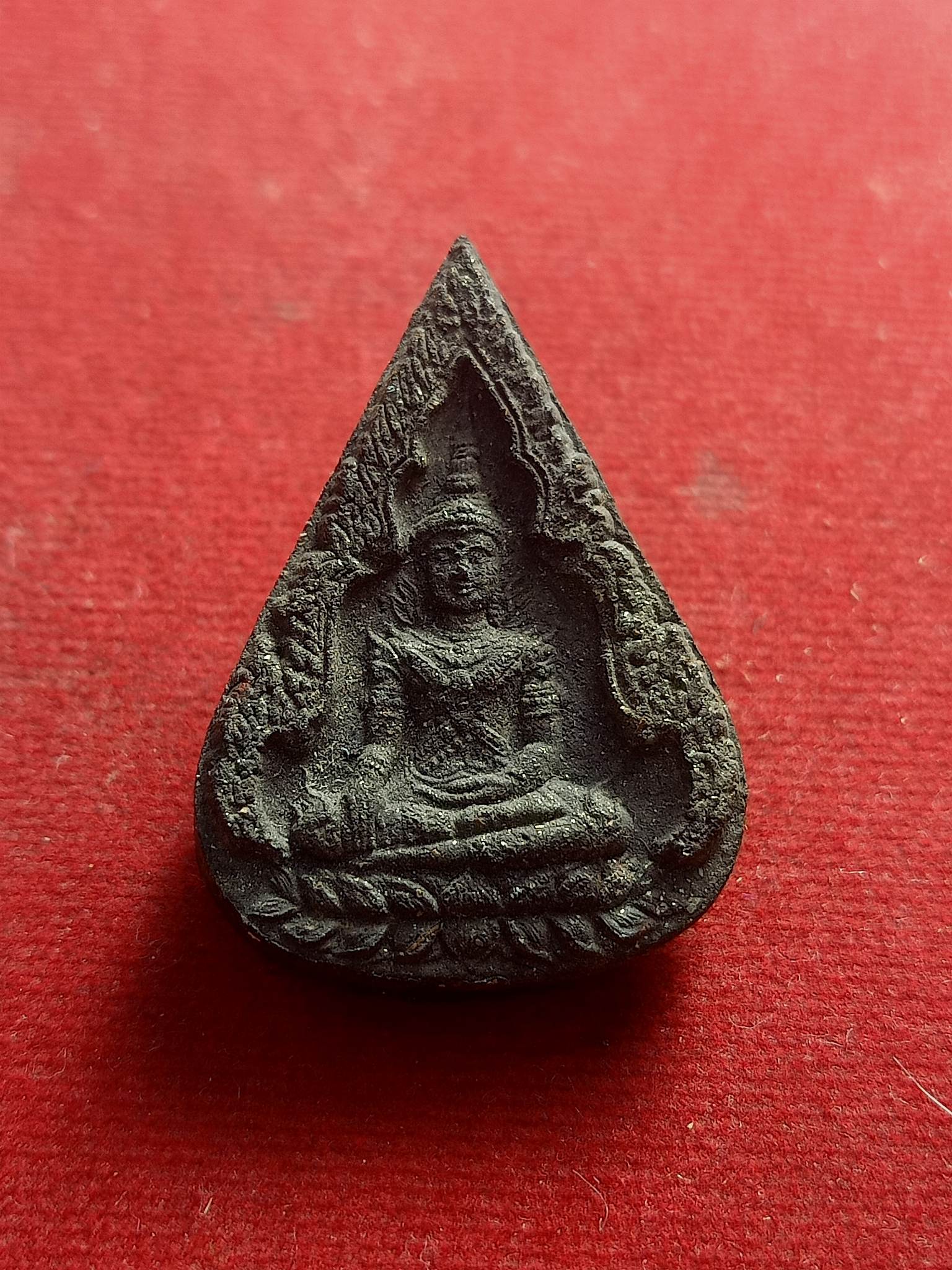 พระพุทธทรงเครื่อง เนื้อผงว่าน หลัง ยันต์ตุ๊กตาไม่ทราบที่(SKU-01397)