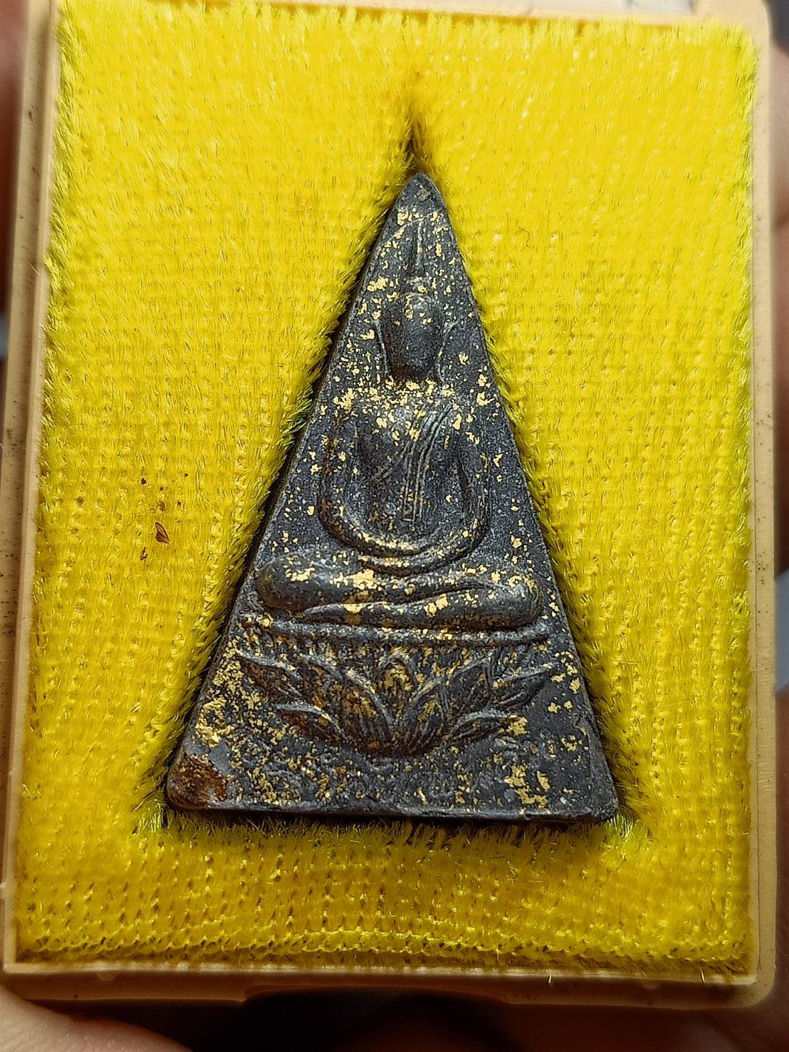 พระกำลังแผ่นดิน เนื้อผง วัดบวรนิเวศวิหาร กรุงเทพ มวลสารจิตรลดา ปี 2540 พร้อมกล่อง (SKU-07784)