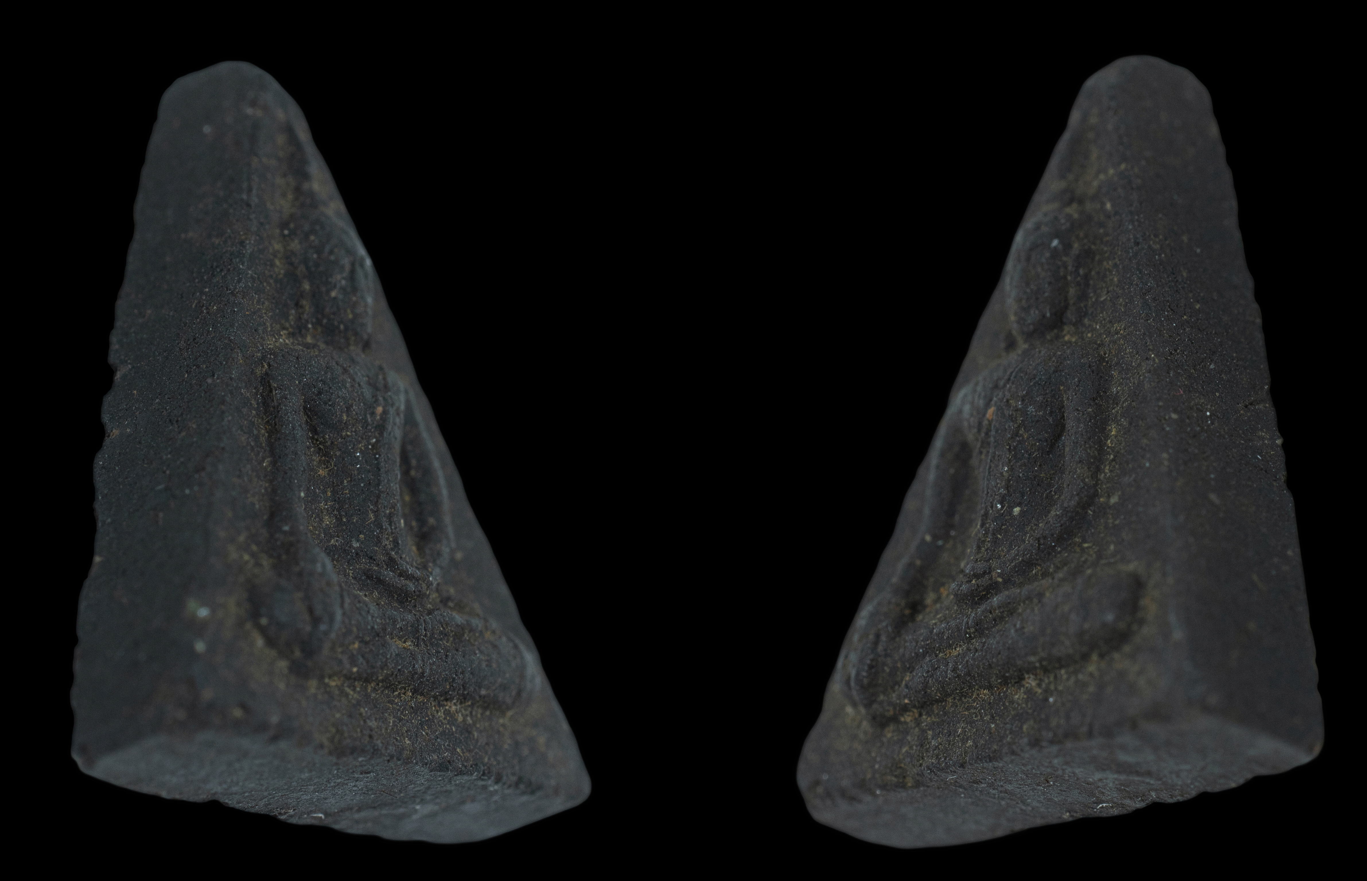 พระนางพญาเนื้อดินหลวงปู่มั่น ทัตโต วัดบ้านโนนเจริญ ผสมเกศาหลวงปู่ ปี 2521