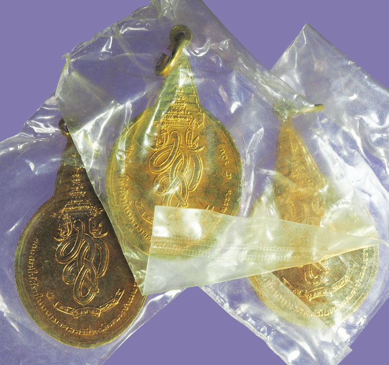 ขายแล้ว*32450 เหรียญพระชัยหลังช้าง ปี 2530 กระหลั่ยทอง 3 องค์ 10