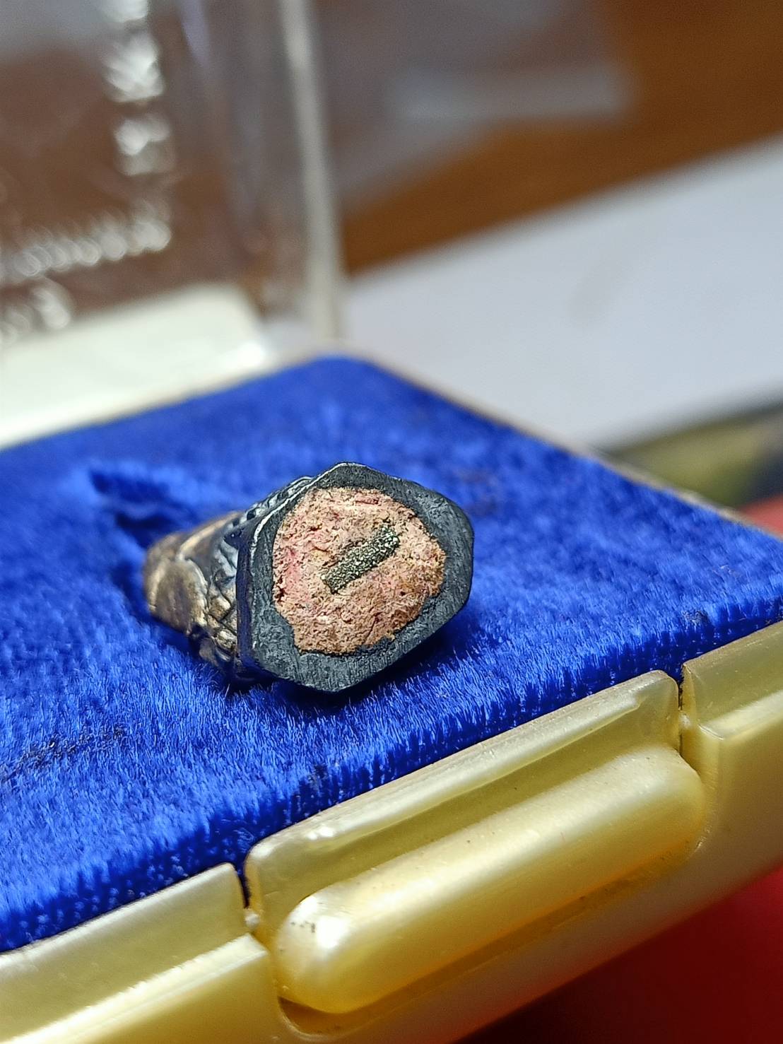 รูปหล่อพระยูไล (เนื้อเงิน) รุ่น ๑ ท่านเจ้าคุณเย็นเชี้ยว ฉลองวัดมังกรกมลาวาส(เล่งเน่ยยี่)ครบ ๑๓๐ ปี อุดผงไวโรจนฝังตะกรุดมหาลาภ ปี 2544 กรุงเทพ (SKU-07369)