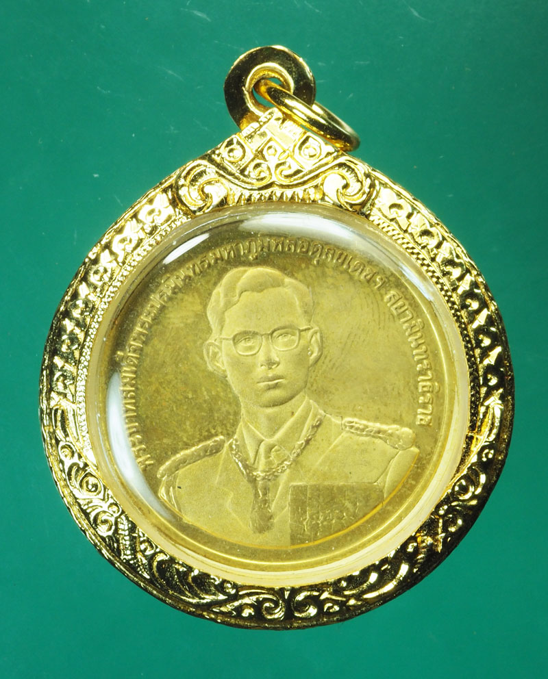 *29390 เหรียญในหลวงรัชกาลที่ 9 หลังเรือนนารายณ์ ทรงสุบรรณ กองทัพเรืองจัดสร้างถวาย อยู่ในกรอบทองไมครอน 5