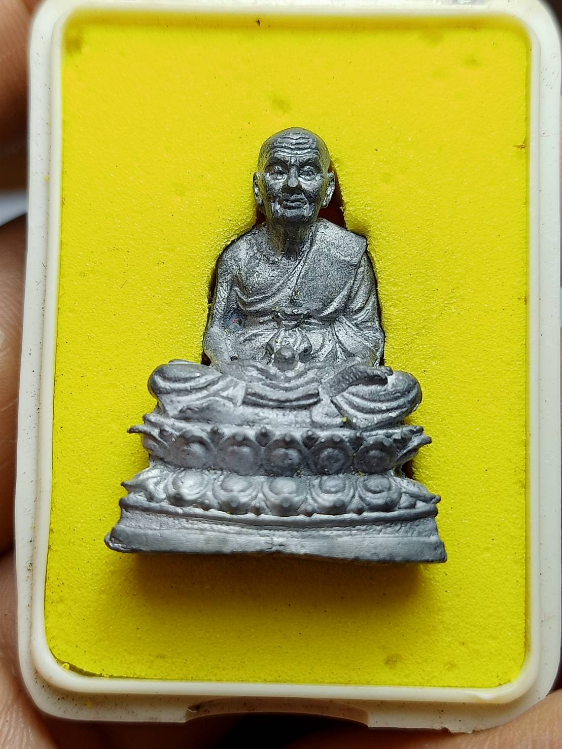 รูปหล่อหลวงปู่ทวด รุ่นข้ามสมุทร สถานธรรมลานธรรมบารมีศรีปทุมฯ จ.พังงา ปี 2549 พร้อมกลอง (SKU-07350)