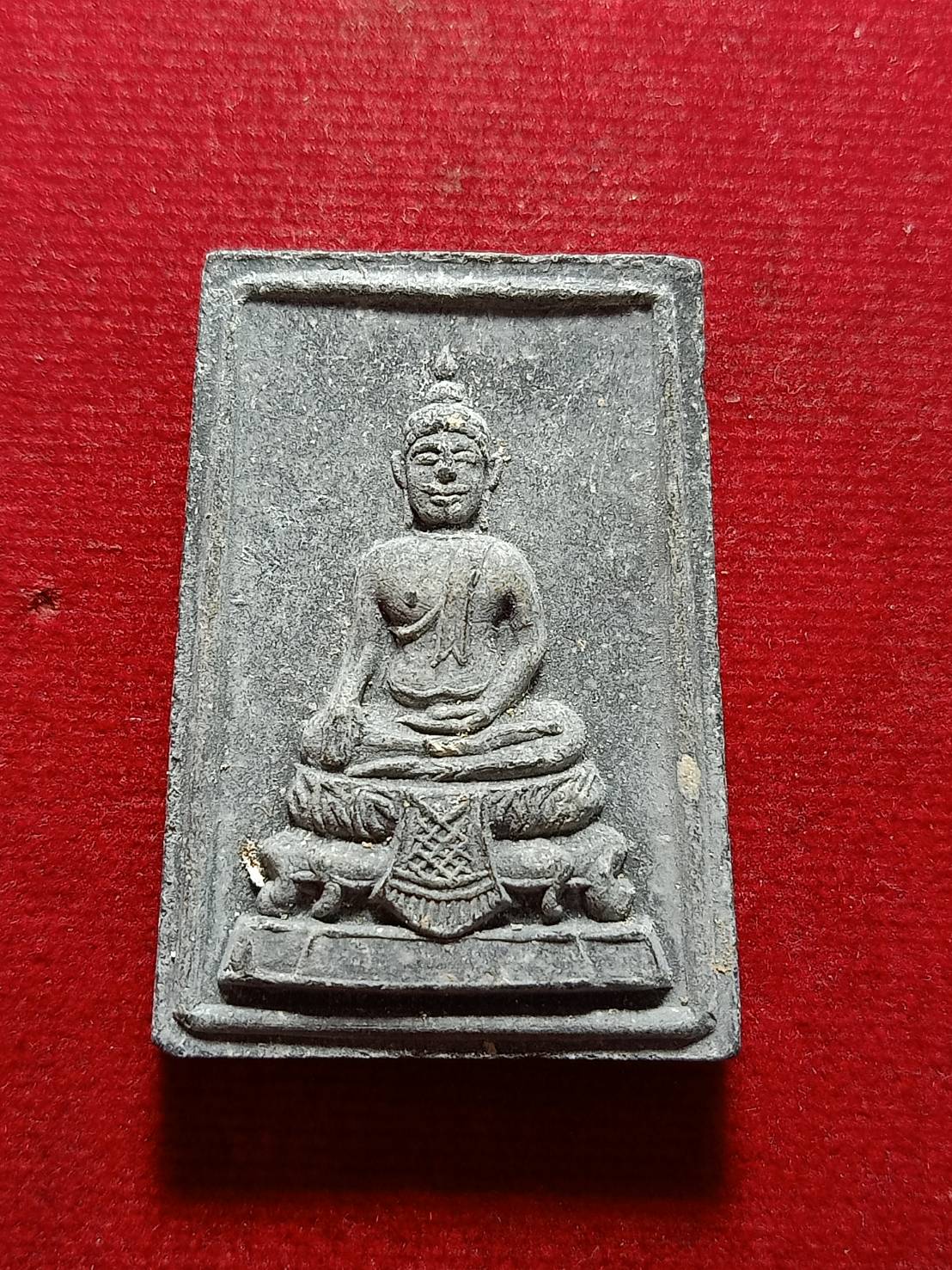 สมเด็จพระเจ้าอู่ทอง หลัง ภปร. วัดดอนเจดีย์ เนื้อผงน้ำมัน จ.สุพรรณบุรี ปี 2516 หลวงพ่อมุ่ยปลุกเสก (SKU-11895)