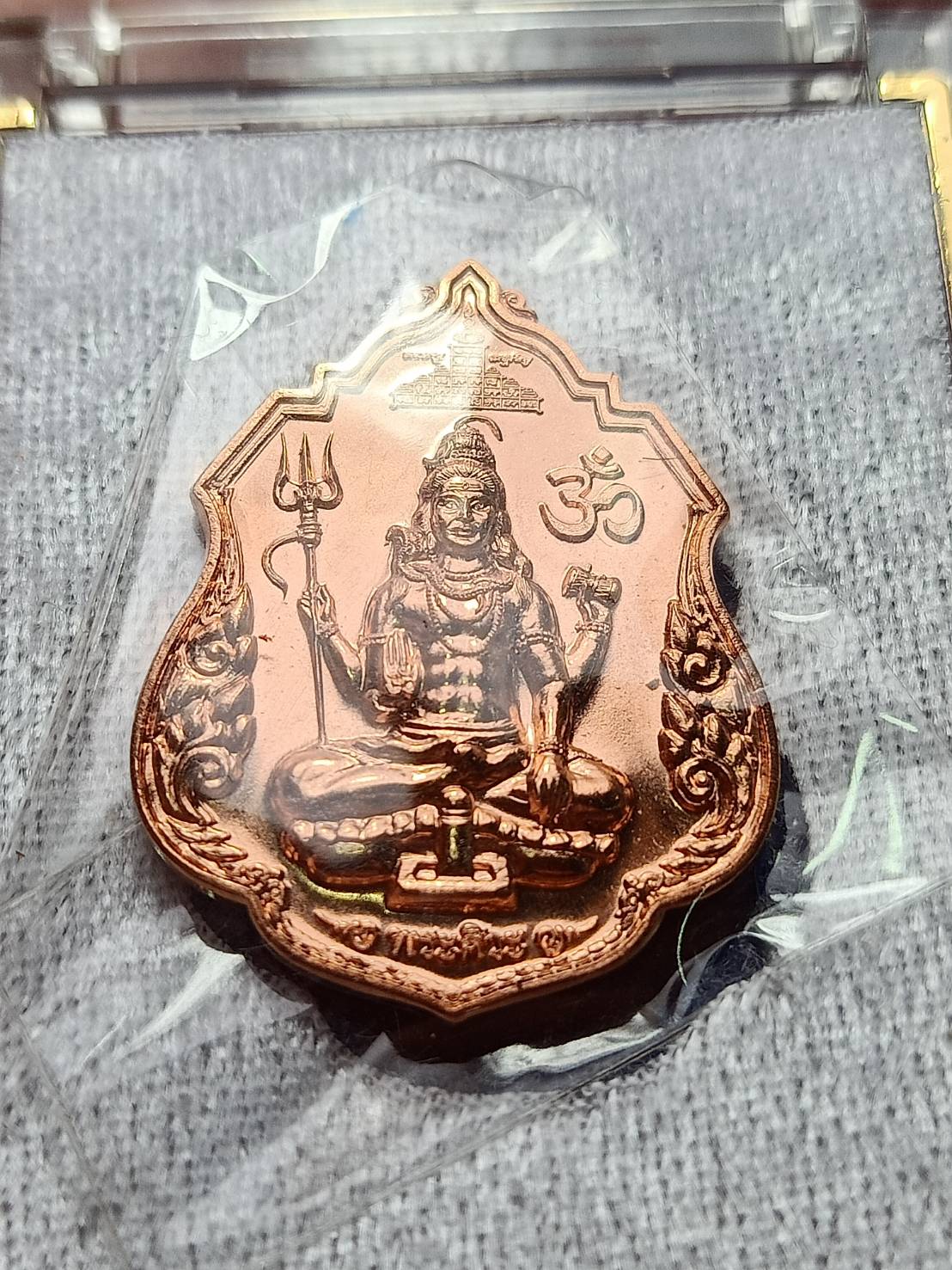เหรียญพระศิวะมหาราช เจ้าคุณธงชัย วัดไตรมิตร กทม. ปี 2560 พร้อมกล่อง (SKU-08908)