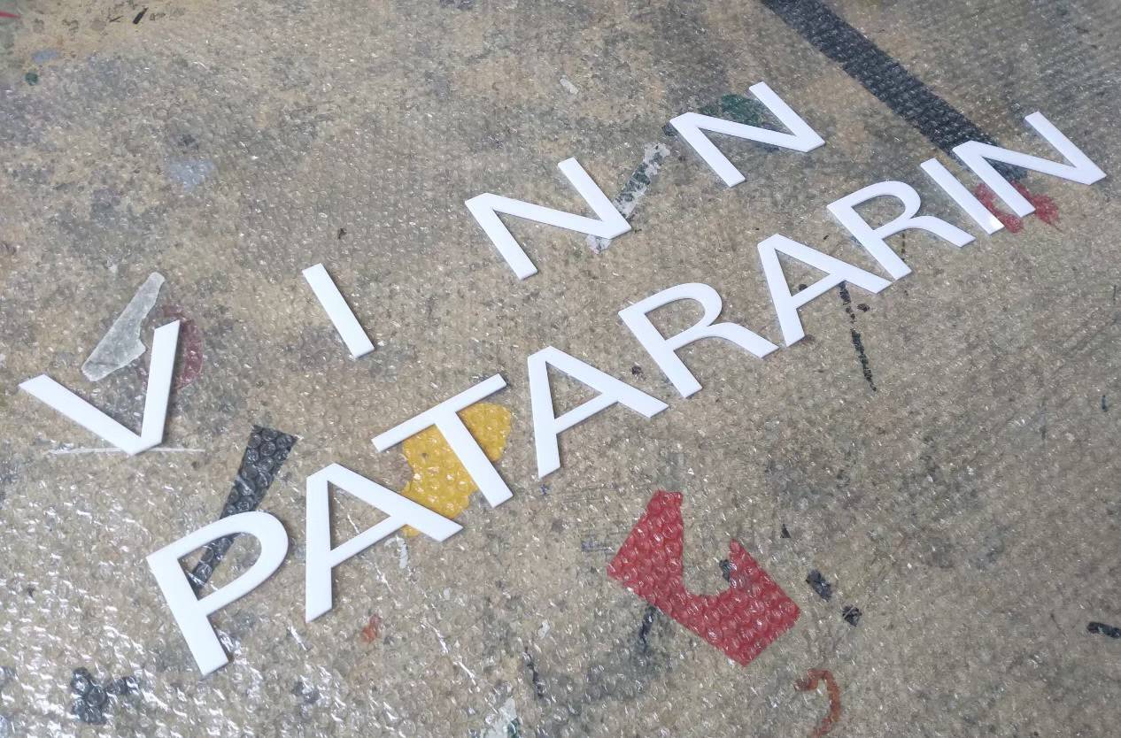 อักษรอะคริลิคไดคัท