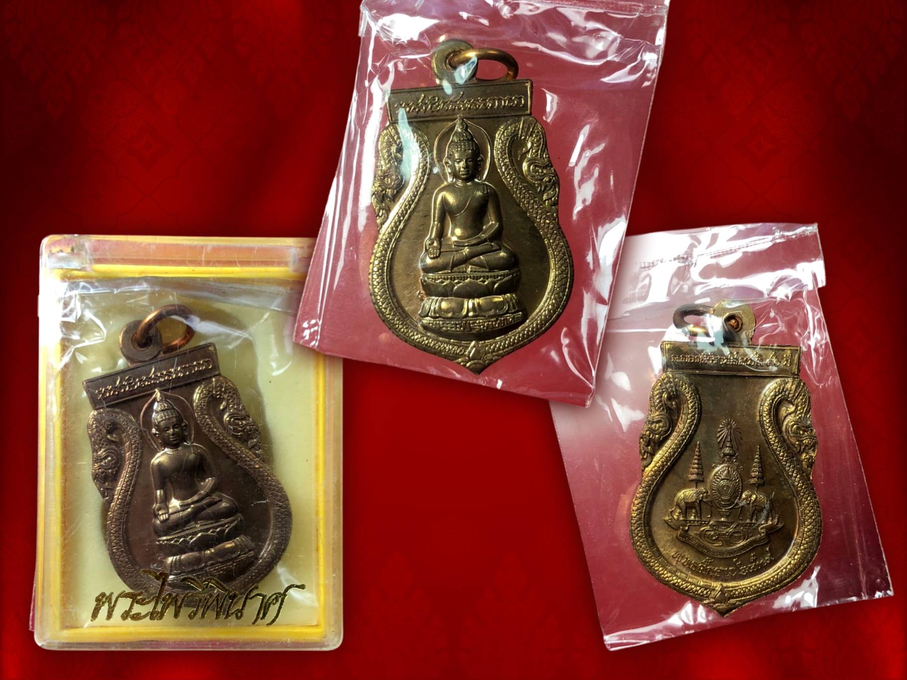 เหรียญพระไพรีพินาศ วัดบวรนิเวศ ที่ระลึกทรงครองราชย์ครบ 50 ปี ในหลวง รัชกาลที่ 9 ปี 2539 ด้านหลัง ตราสัญลักษณ์กาญจนาภิเษก ปี 39 เนื้อทองแดง พร้อมกล่อง