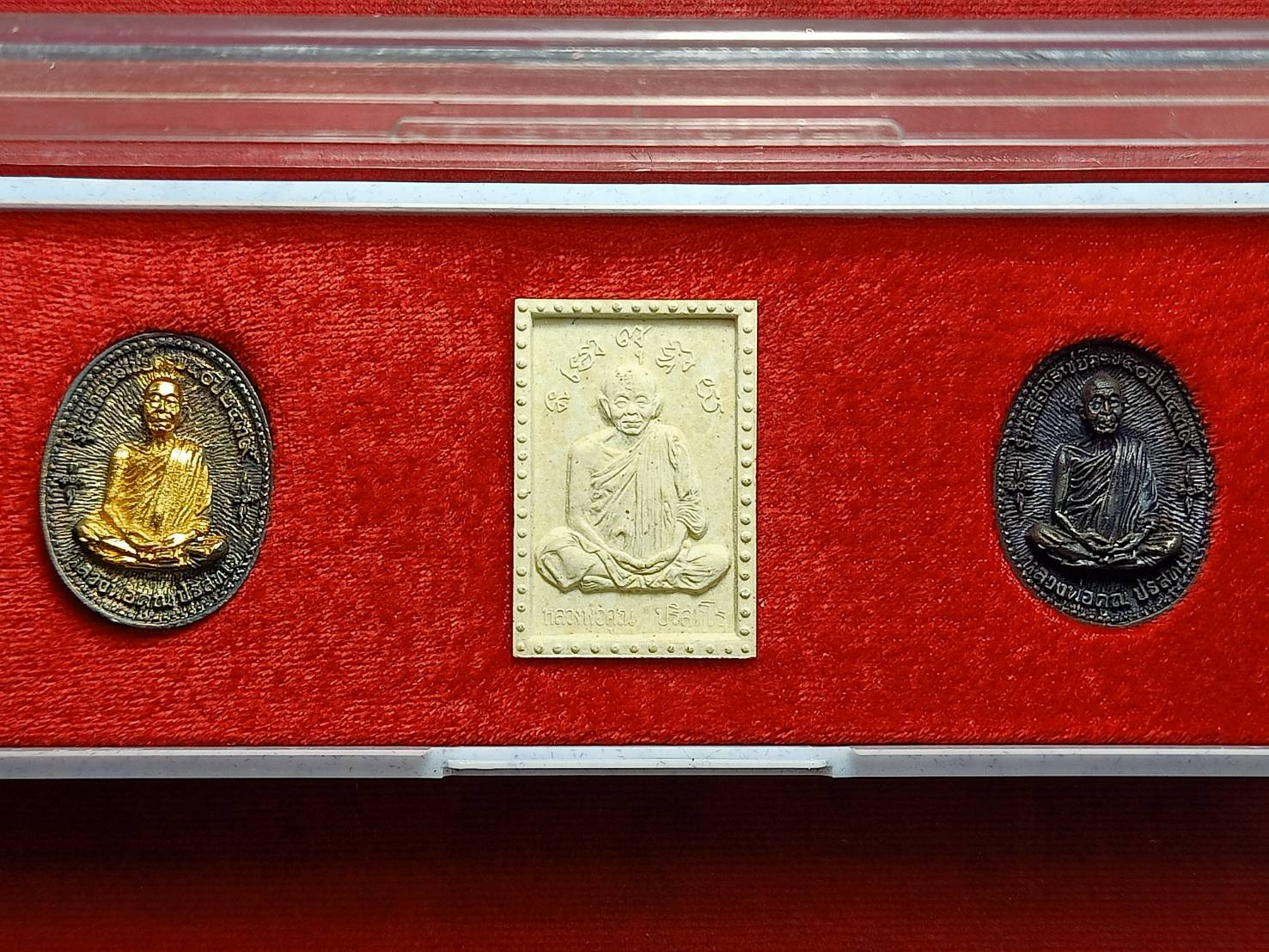 พระชุดหลวงพ่อคูณ รุ่นคองราชย์ครบ 50 ปี วัดบ้านไร่ จ.นครราชสีมา พร้อมกล่อง ปี 2539 (SKU-12440)