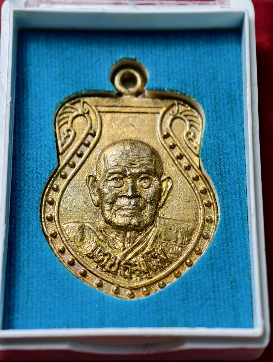 เหรียญหลวงปู่เกลี้ยง รุ่นบุญฤทธิ์ วัดโนนแกด จ.ศรีสะเกษ ปี 2556 พร้อมกล่อง (SKU-13747)