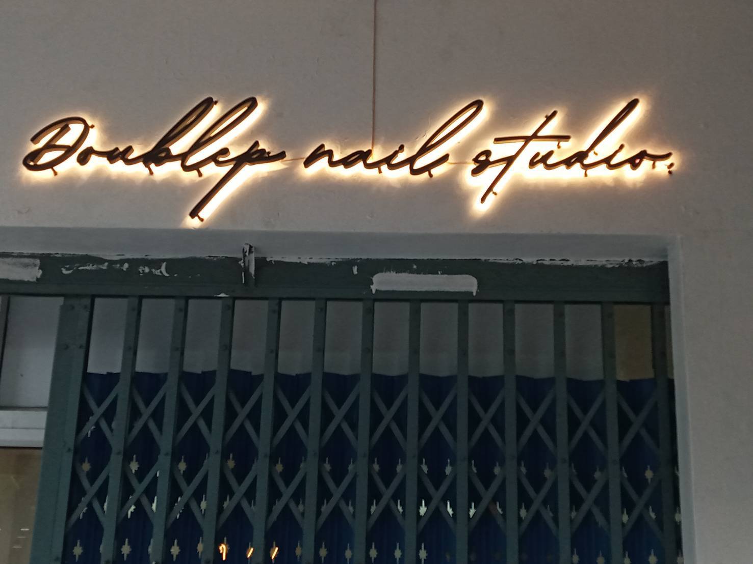 ป้ายอักษรไฟออกหลัง ป้ายอักษรซิงค์ทำสีไฟออกหลัง