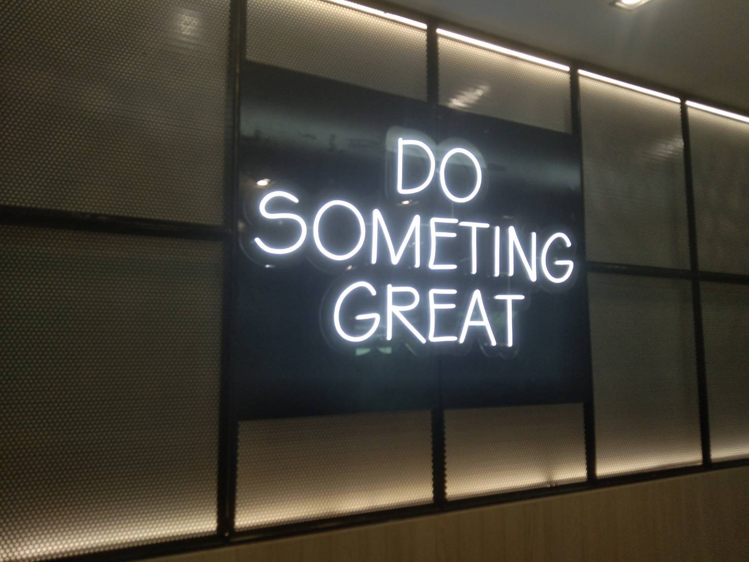 งานติดตั้งป้ายไฟนีออนดัด LED แสงสีขาว ขนาดรวม 142×78cm.