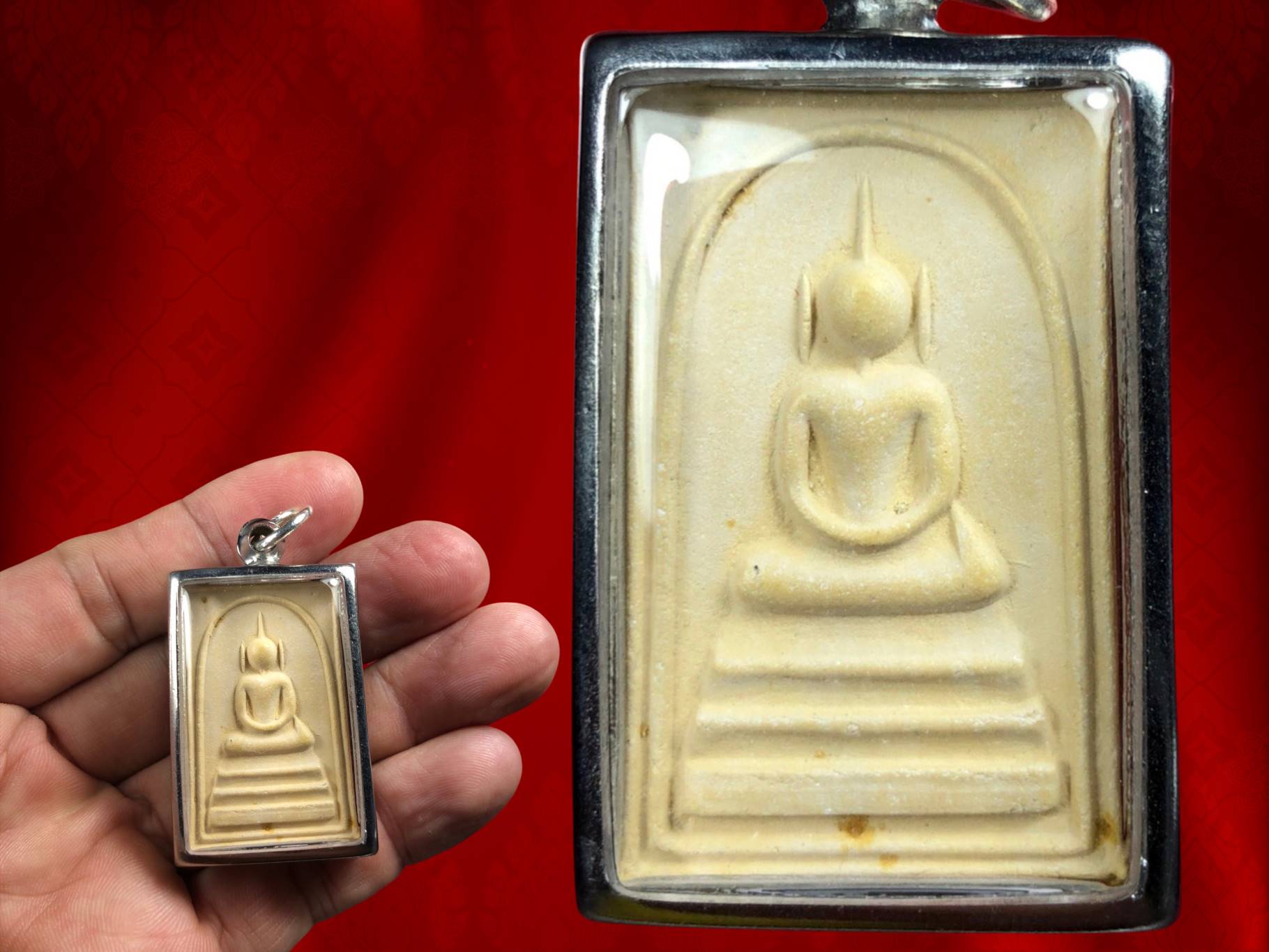 พระสมเด็จอรหัง หลังลายเซ็น สมเด็จพระญาณสังวร ปี 2519(พิมพ์ใหญ่)วัดบวรนิเวศวิหาร มีเส้นพระเกศาชัดเจน พร้อมเลี่ยมพลาสติก สภาพสวยงามครับ