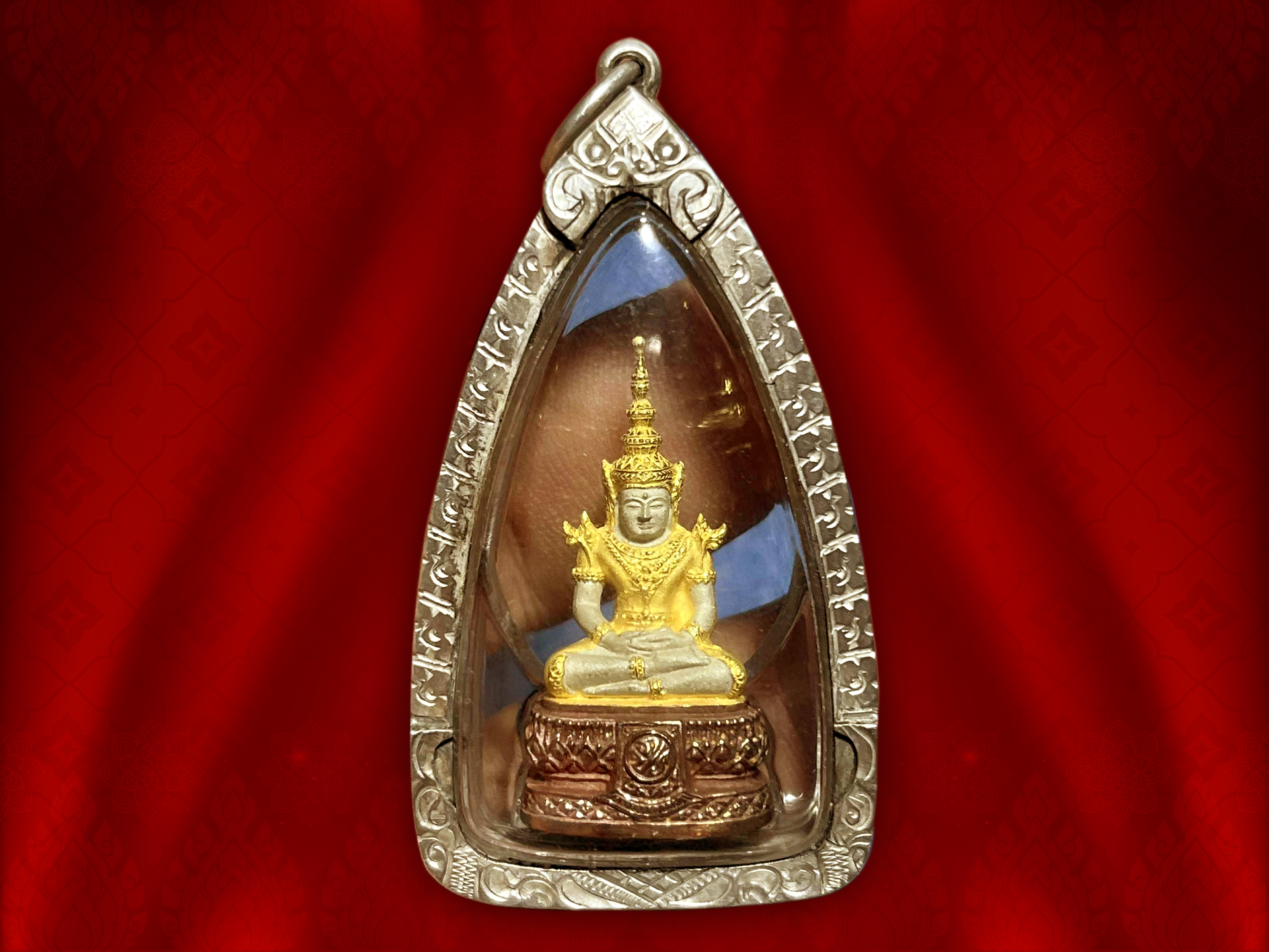 พระแก้วมรกต ภปร เนื้อเงินขัดสามกษัตริย์ ปี 2545 (พิมพ์ใหญ่) ปี2545 จัดสร้างในวาระที่ ในหลวงรัชกาลที่ 9 เฉลิมพระชนมพรรษา 75 พรรษา ปี 2545 จัดสร้างโดย รพ.ศิริราช โดยมีวัตถุประสงค์เพื่อสมทบทุนจัดซื้อจัดหาอุปกรณ์ทางการแพทย์ สมเด็จพระเทพรัตนราชสุดาฯ เสด็จทรงเป