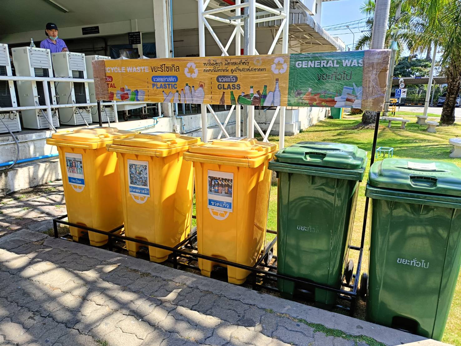 แท่นวางถังขยะ กทม. 240 ลิตร ขนาด 4 ช่อง มีป้ายแผงหลัง