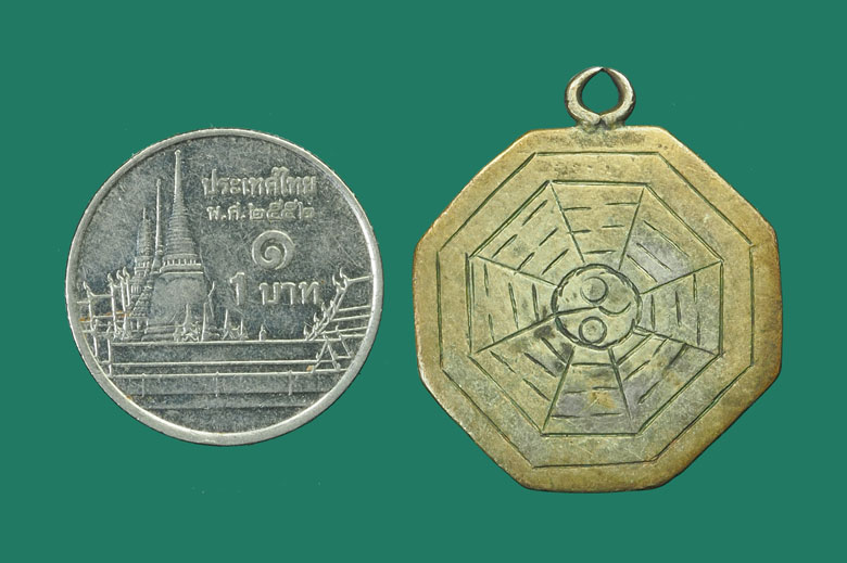 *32297 เหรียญเครื่องรางเก่า ยันต์แปดทิศ ห่วงเชื่อมเนื้อเงิน ยุคปี 24XX 12