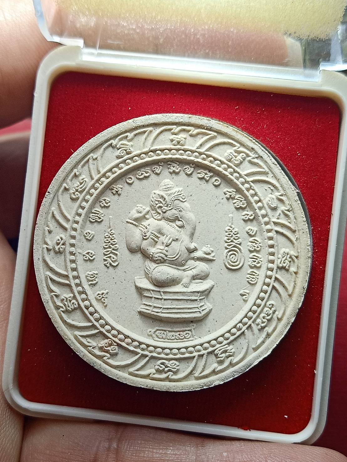 พระนารายณ์ จตุคามรามเทพ รุ่นมหาฤทธิ์ หลวงปู่หงษ์ พรหมปัญโญ วัดเพชรบุรี จ.สุรินทร์ ปี 2550 พร้อมกล่อง (SKU-10518)