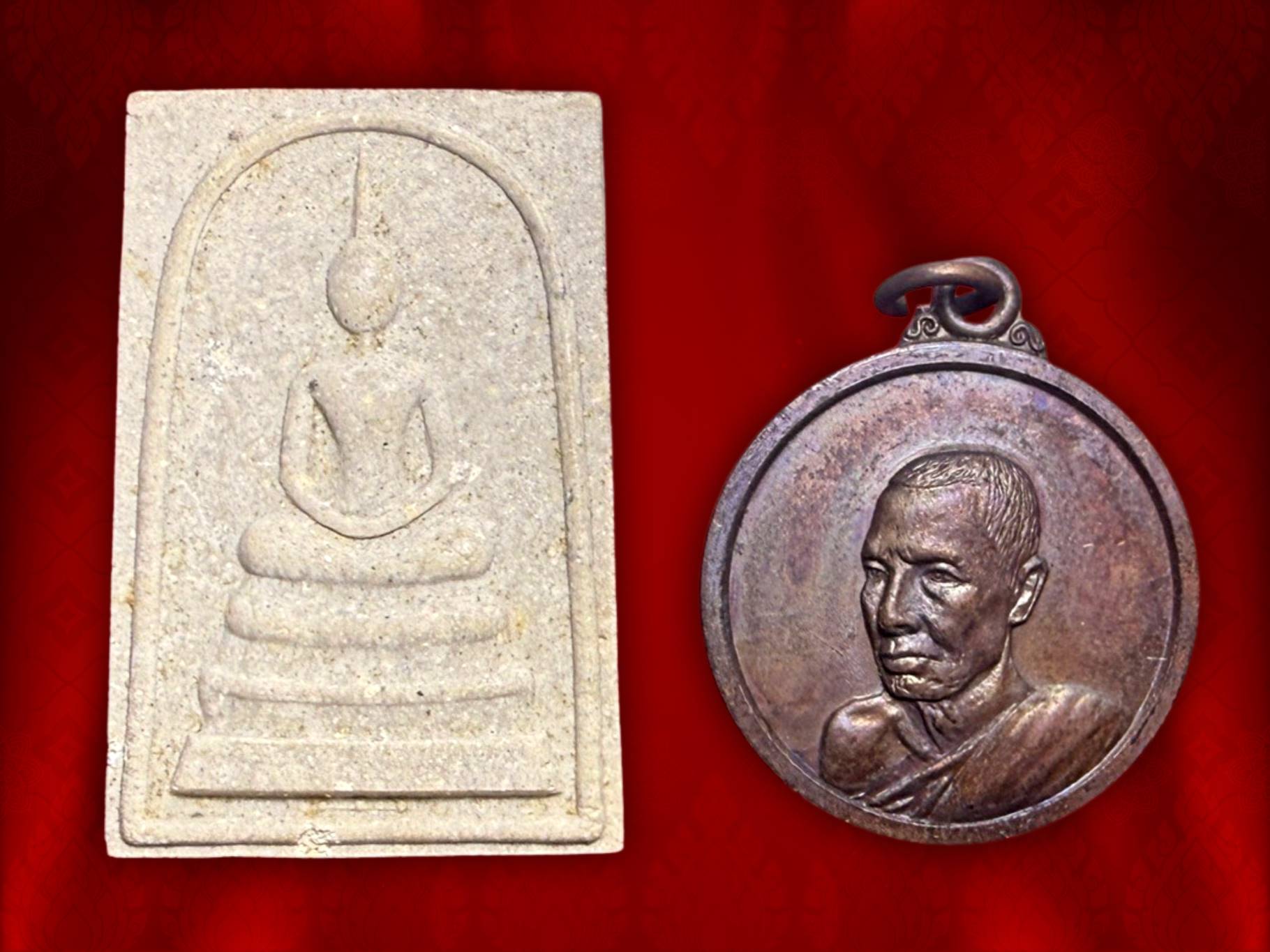 พระสมเด็จ สุคโต วัดบวรนิเวศวิหาร พ.ศ.2517 พิมพ์พระสมเด็จ พร้อมกล่องกรรมการ มาพร้อมเหรียญพระญาณวโรดม (สนธิ์ กิจฺจกาโร) ผู้เป็นเจ้าพิธีจัดสร้างสมเด็จสุคโต ที่บรรดาศิษย์สายตรงรู้จักทราบกันดี ครับ บรรจุในกล่องเดียวกัน งามและหายากสุดๆ