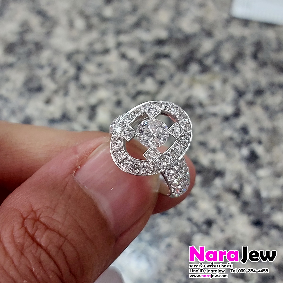 แหวนเพชร เม็ดกลาง 0.80 กะรัต ล้อมเพชร 1.64 กะรัต