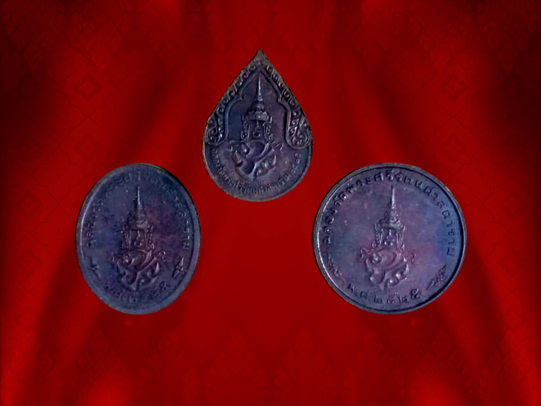 เหรียญพระแก้วมรกต ภปร. ฉลองกรุงรัตนโกสินทร์ 200 ปี พ.ศ.2525 เนื้อทองแดง ครับทั้ง 3 ฤดู กล่องหนังอย่างหรูเดิมๆ ครับ