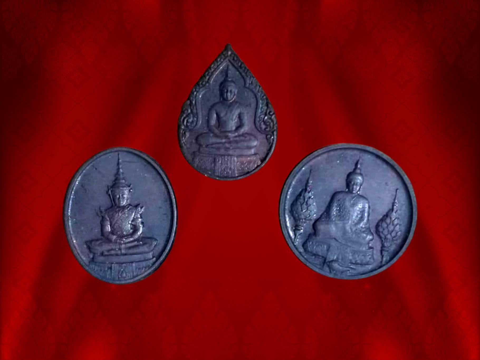 เหรียญพระแก้วมรกต ภปร. ฉลองกรุงรัตนโกสินทร์ 200 ปี พ.ศ.2525 เนื้อทองแดง ครับทั้ง 3 ฤดู กล่องหนังอย่างหรูเดิมๆ ครับ