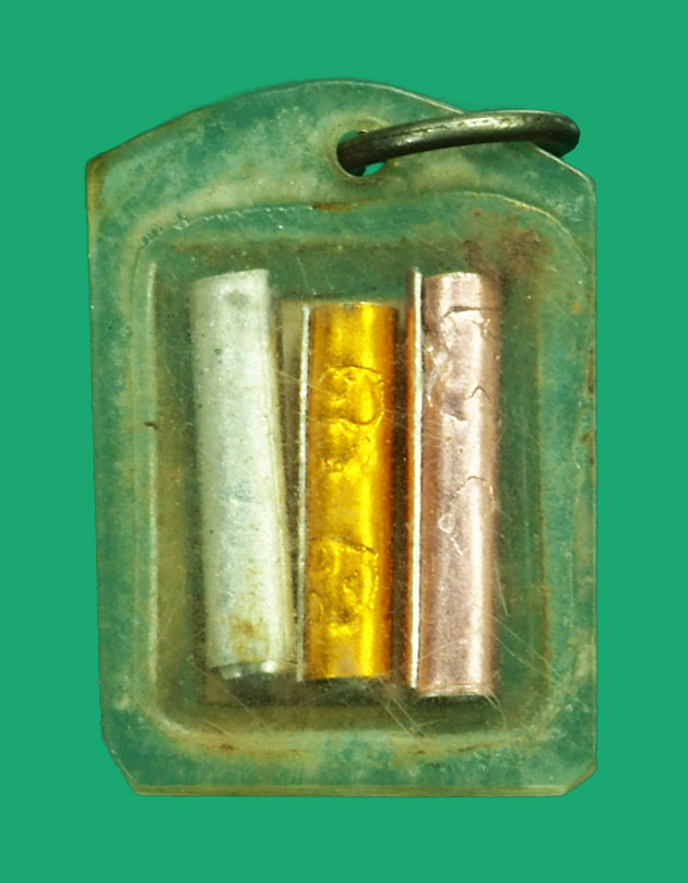 *35421 รูปถ่ายหลังตะกรุดจารมือ หลวงพ่อกันวัดเขาแก้ว นครสวรรค์ เลี่ยมพลาสติกเก่า 40