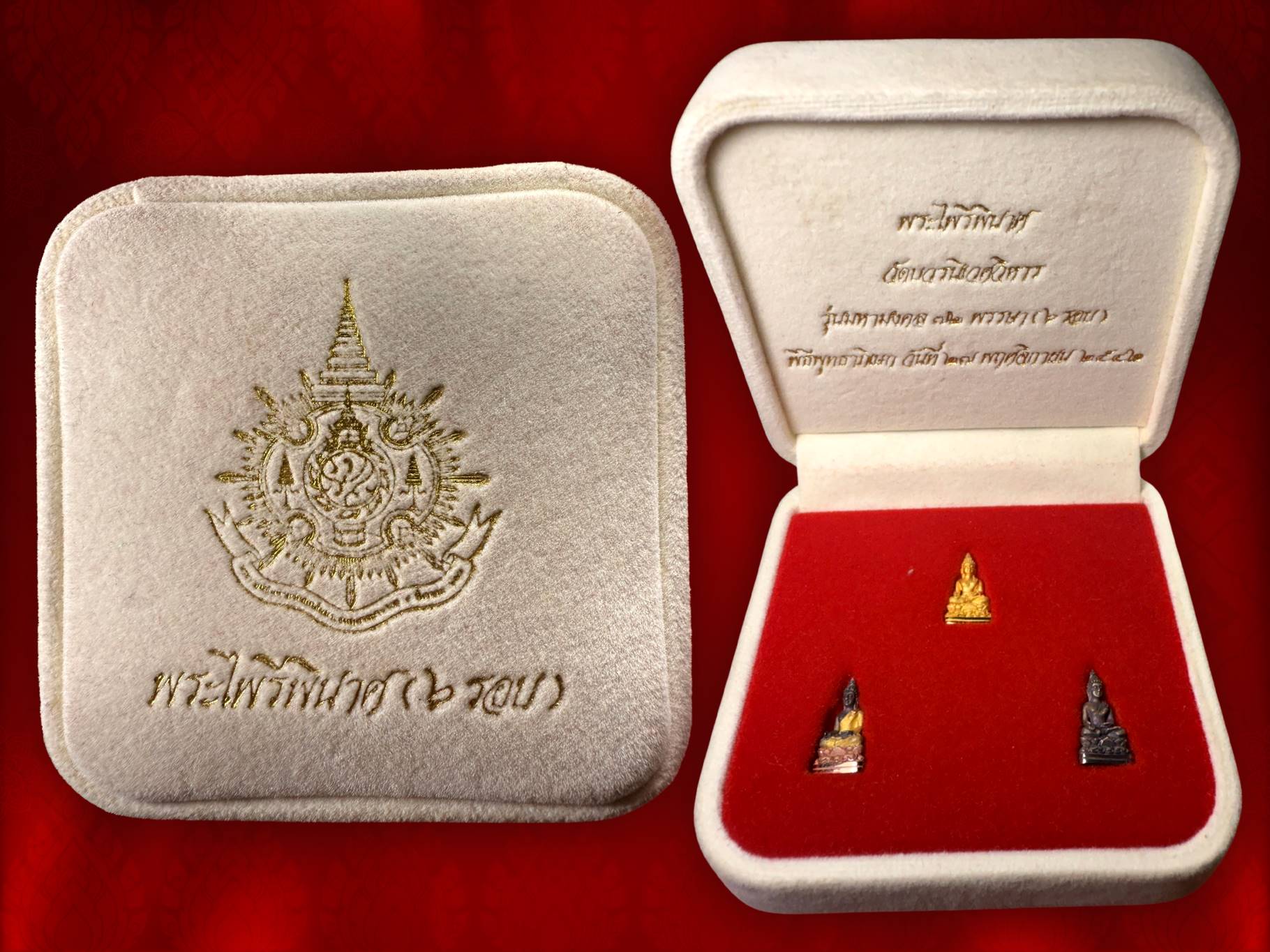 พระไพรีพินาศ ชุดทองคำ เงิน เงิน 3k #ทองคำหนัก 2.0 กรัม (ทองคำ 99.99%) วัดบวรนิเวศวิหาร ปี 2542 จัดสร้างในวาระมหามงคล 6 รอบ 72 พรรษา ในหลวงรัชกาลที่ 9 ปี 2542 จำนวนจัดสร้าง 2,000 องค์
