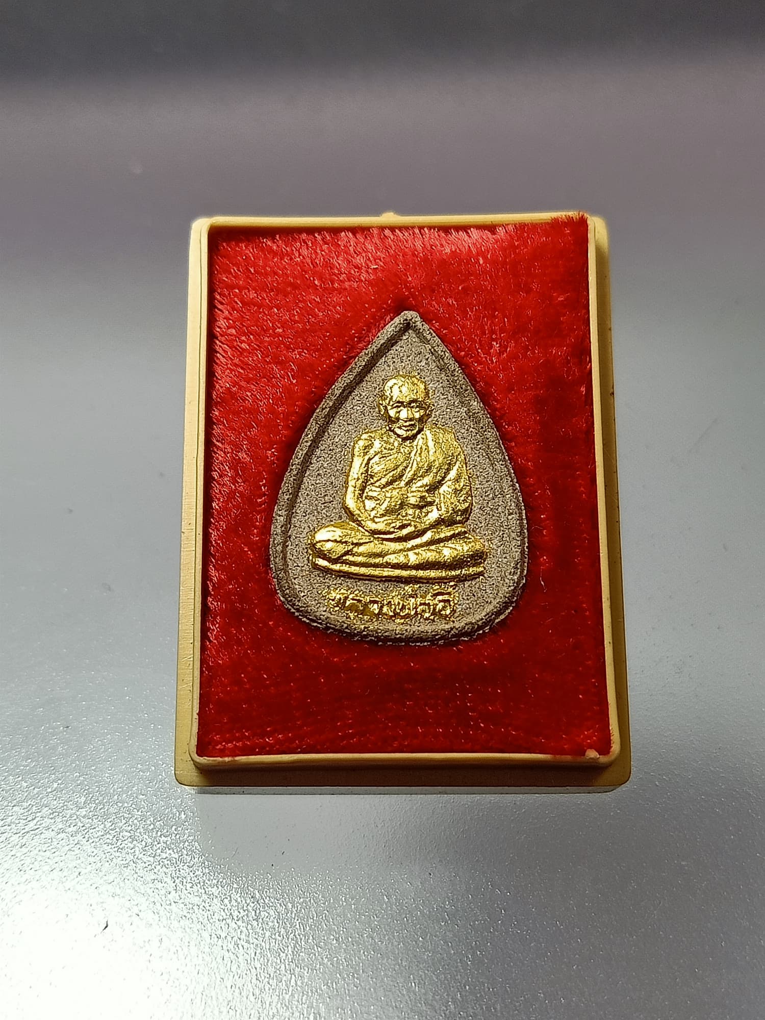 พระผงหลวงพ่ออี๋ วัดสัตหีบ จ.ชลบุรี พร้อมกล่อง (SKU-00282)