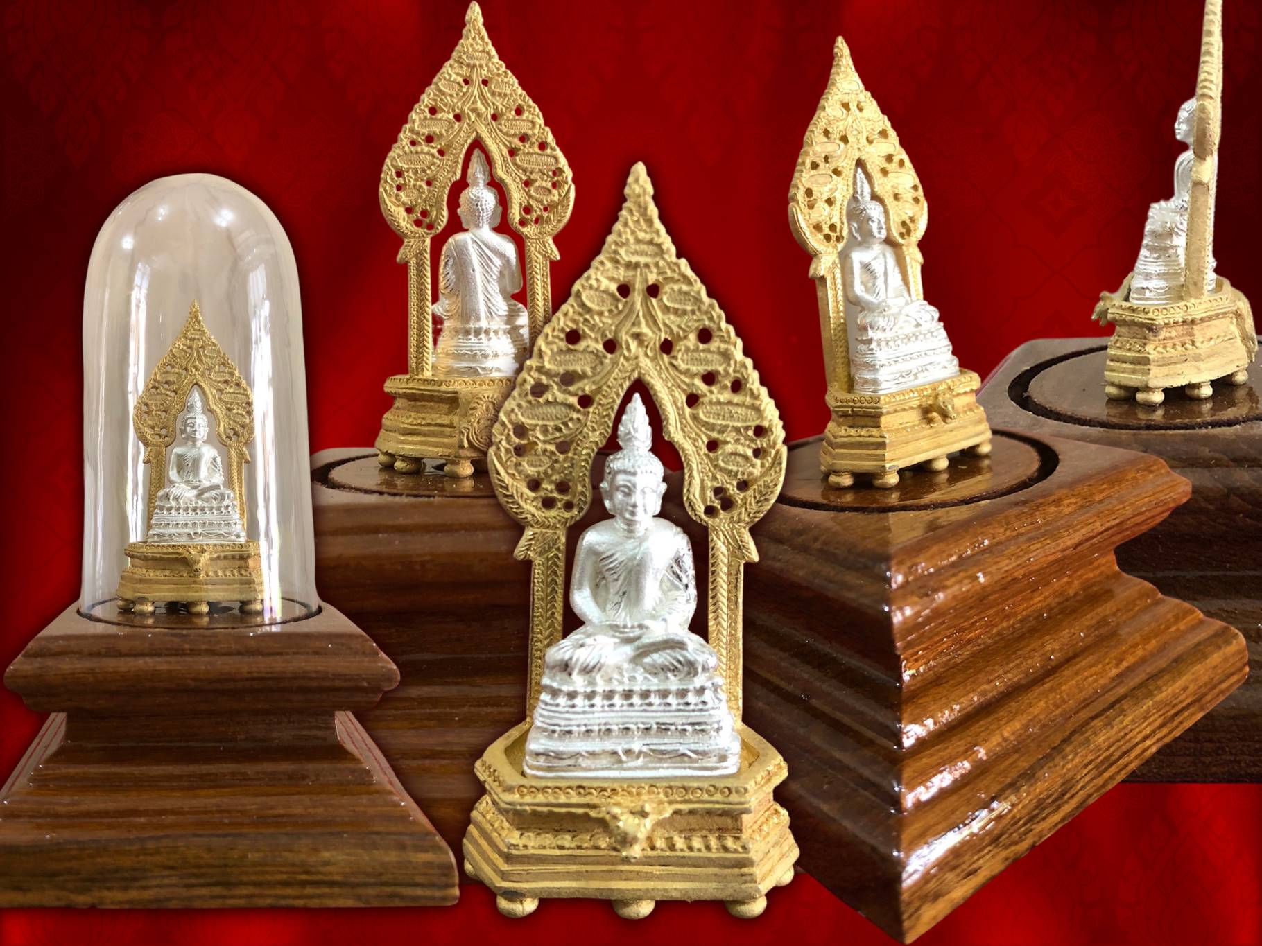 พระบูชานิรันตรายเนื้อโหละ พ่นเงิน ซุ้มทอง ฐานไม้สัก ปี พ.ศ. 2548 พิธีพุทธาภิเษก ณ พระอุโบสถวัดบวรนิเวศวิหาร มาพร้อมฐานไม้สัก องค์พระขนาดหน้าตัก 2 ซ.ม. ครับ