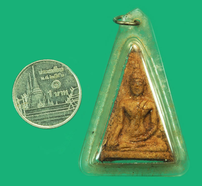 *37905 พระนางพญาหลังยันต์ เลี่ยมพลาสติกเก่า ไม่ทราบที่และปีสร้าง 3