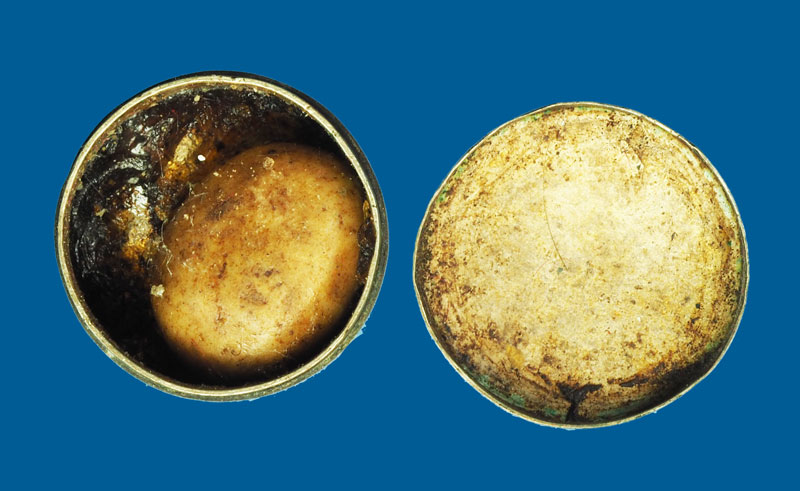 *31356 ตลับสีผึ้งเก่า ไม่ทราบอาจารย์ เนื้อเงิน 12