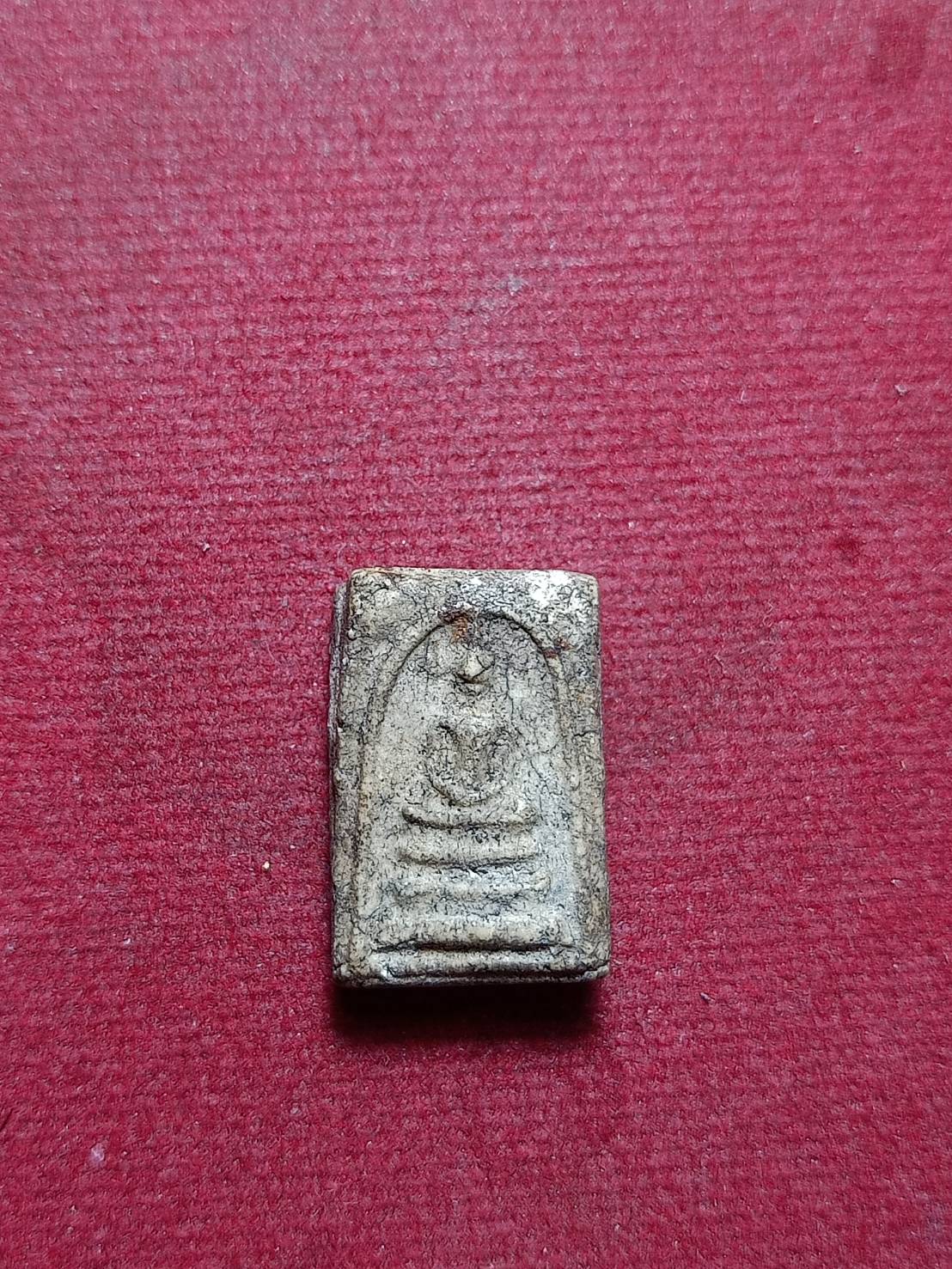 พระสมเด็จเผ่าศรียานนท์ พิมพ์เล็ก หลวงปู่นาค หลังตราโล่ตำรวจ(ตราแผ่นดิน) วัดอรุณราชวราราม (วัดแจ้ง) กทม. ผสมผงวัดระฆัง (SKU-10388)