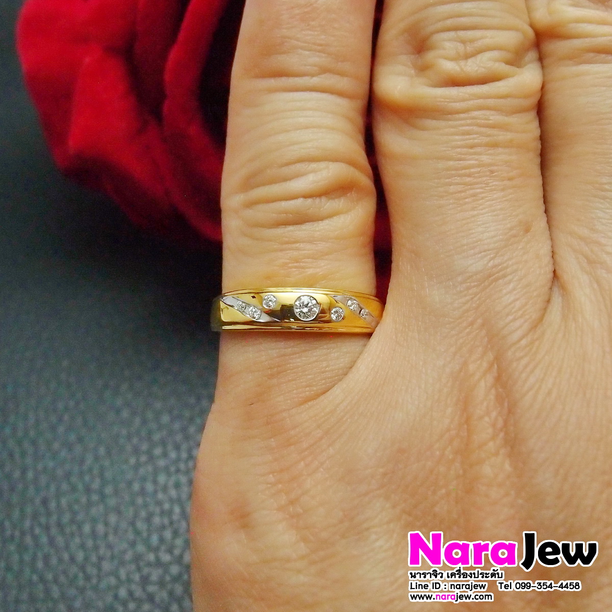 แหวนเพชร ทรงปลอกมีด ประดับเพชรแท้รวม 0.12 ct เพชรน้ำขาวใส 97 vs