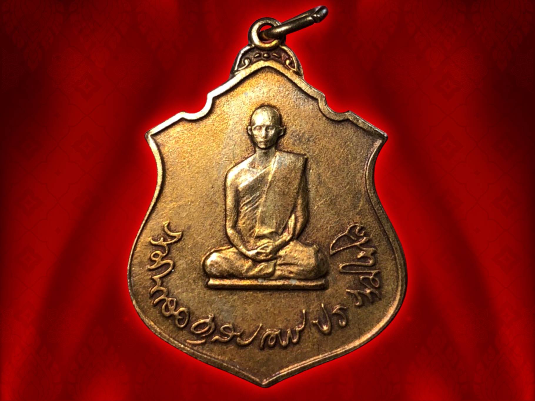 เหรียญทรงผนวช รัชกาลที่ 9 เนื้อทองแดงพ.ศ.2517 โดยกองทัพภาคที่ 3 พระเกจิคณาจารย์วิปัสสนาจารย์ทั่วประเทศในยุคนั้น ร่วมพิธีมหาพุทธิเษก อย่างยิ่งใหญ่ ในหลวงรัชกาลที่ 9 เสด็จในพิธี ครับ อลังการมาก ๆ