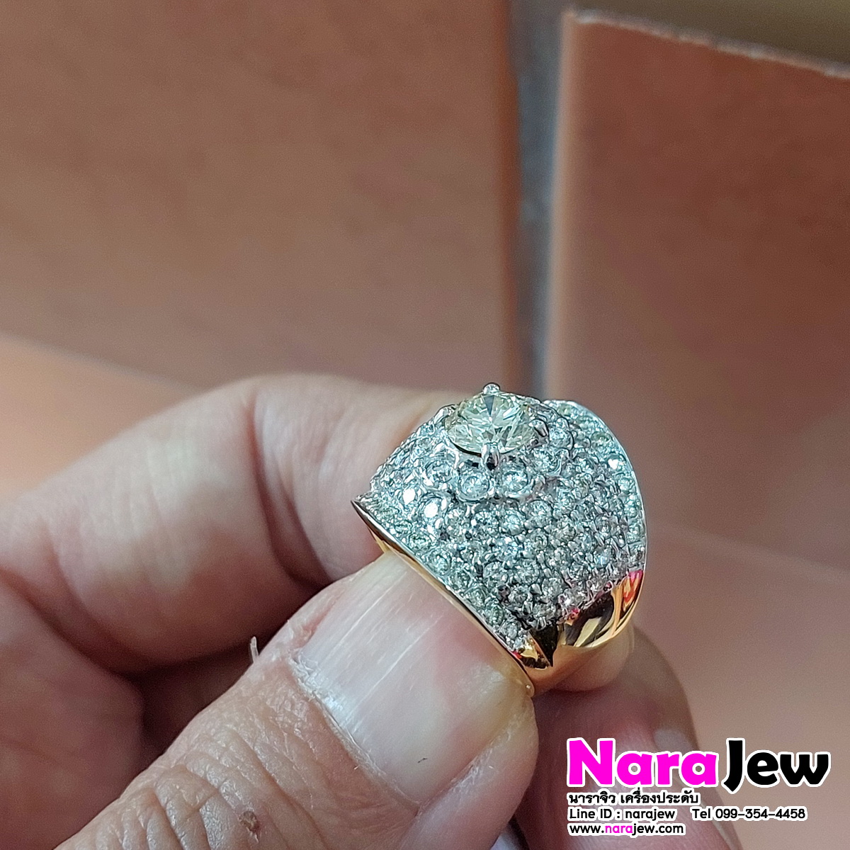 แหวนเพชร เม็ดกลาง 0.80 ct เพชรล้อมรอบ 1.76 ct หน้ากว้างใส่สวยอลังการ