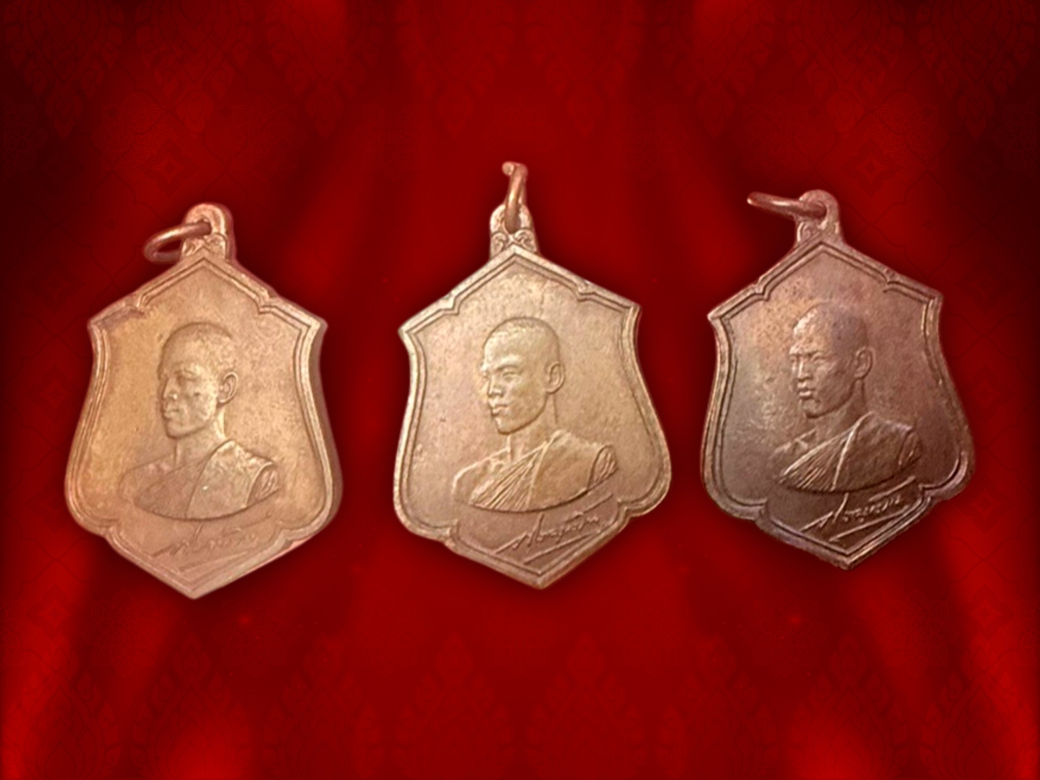 เหรียญในหลวง ร.10 ทรงผนวช เนื้อทองแดง ปี 2521 พระวิปัสสนาจารย์ เกจิคณาจารย์ ทั่วประเทศร่วมพิธีมหาพุทธาภิเษก มังคลาภิเษกอย่างยิ่งใหญ่ ครับ (รวม 3 เหรียญ)