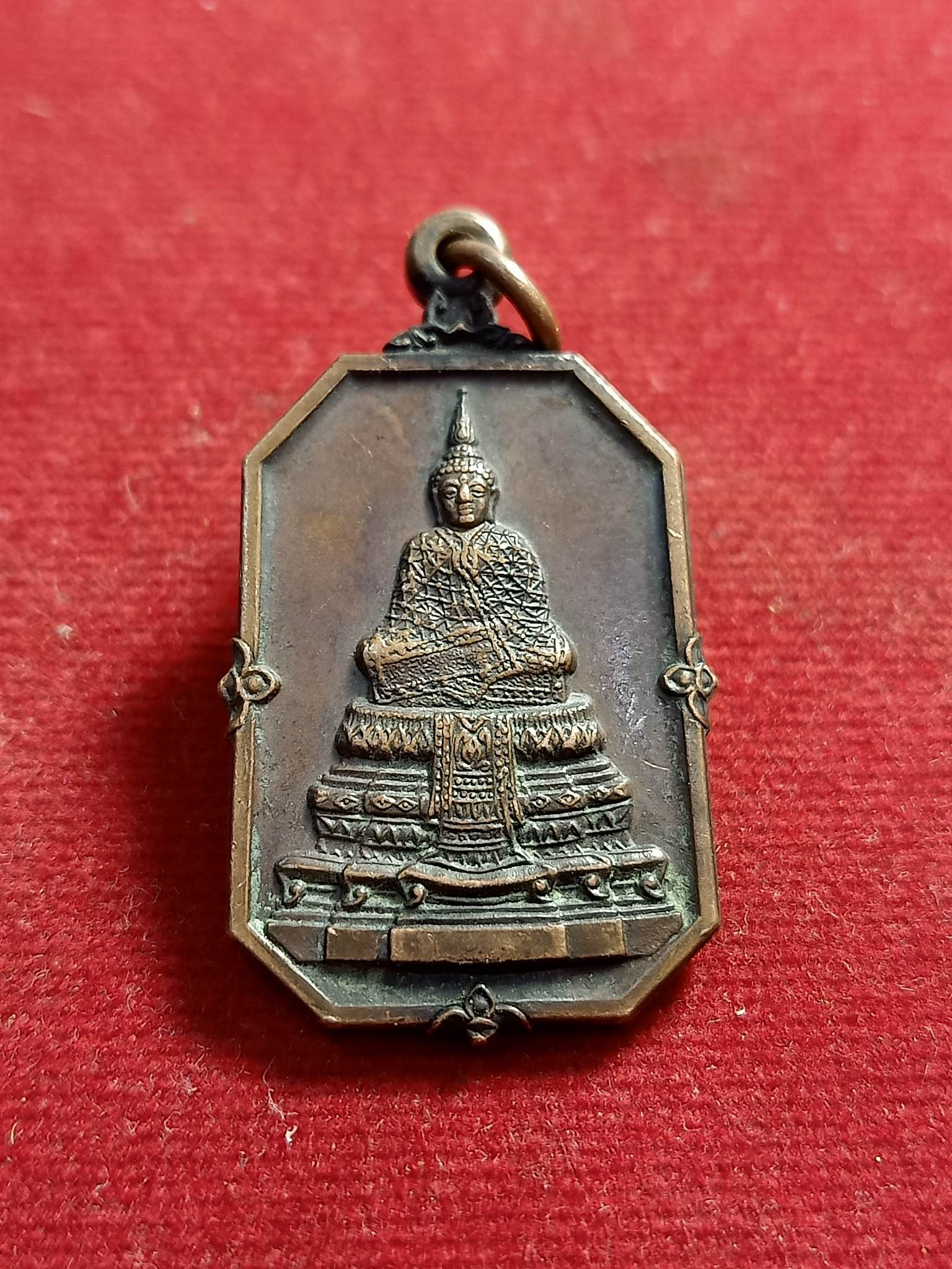 เหรียญพระแก้วมรกต ของธนาคารกรุงไทย พิธีเปิดที่ทำการสำนักงานใหญ่ ปี 2525 หลวงปู่ดู่ วัดสะแก ปลุกเสก(SKU-01413)
