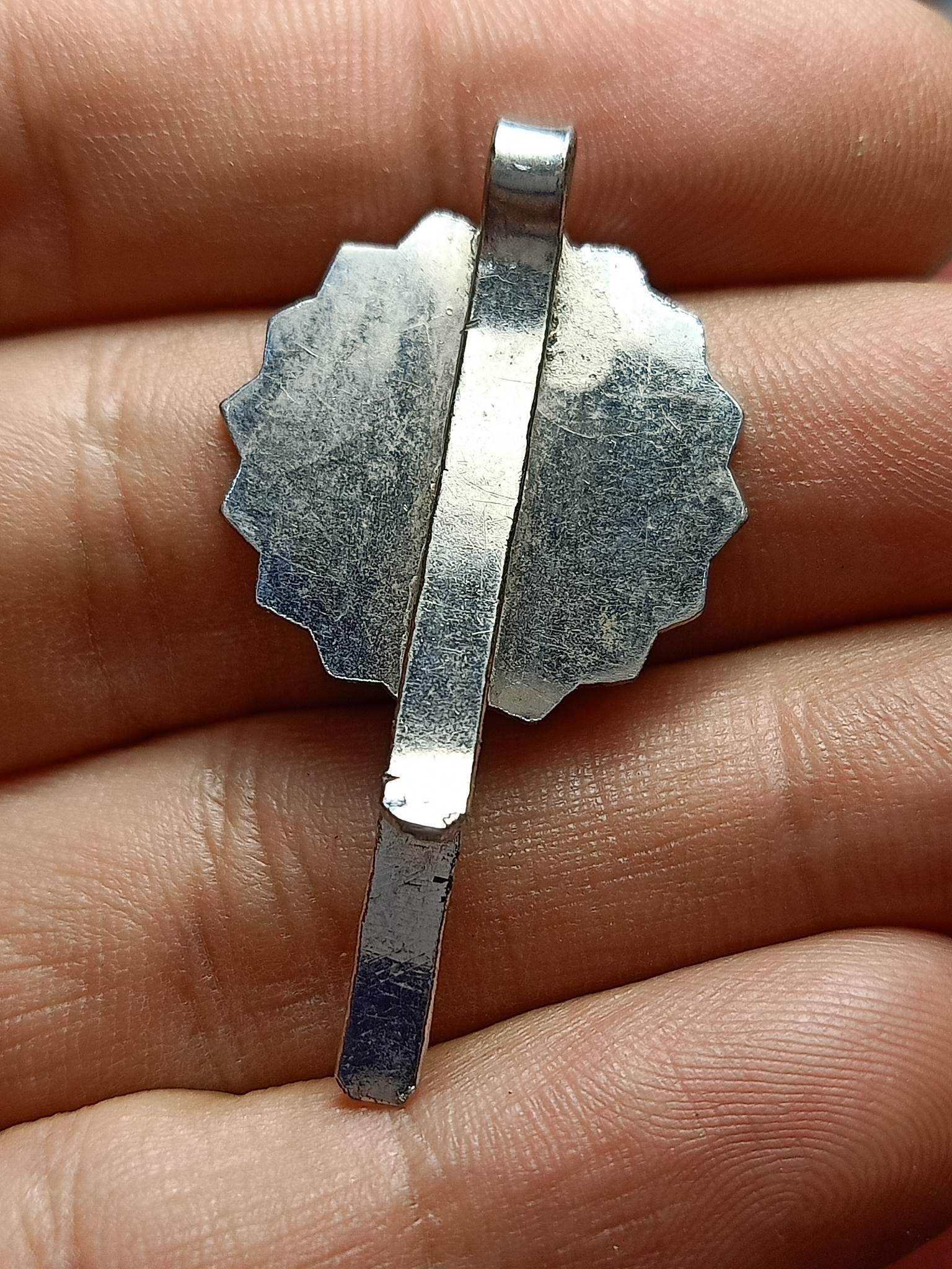 แหนบอัลปาก้าลงยา รุ่นแรก หลวงพ่อพระครูศรีปริยัติคุณ วัดดงเค็ง อ.ประทาย โคราช(หลวงปู่ผาง ร่วมปลุกเสก)(SKU-01591)