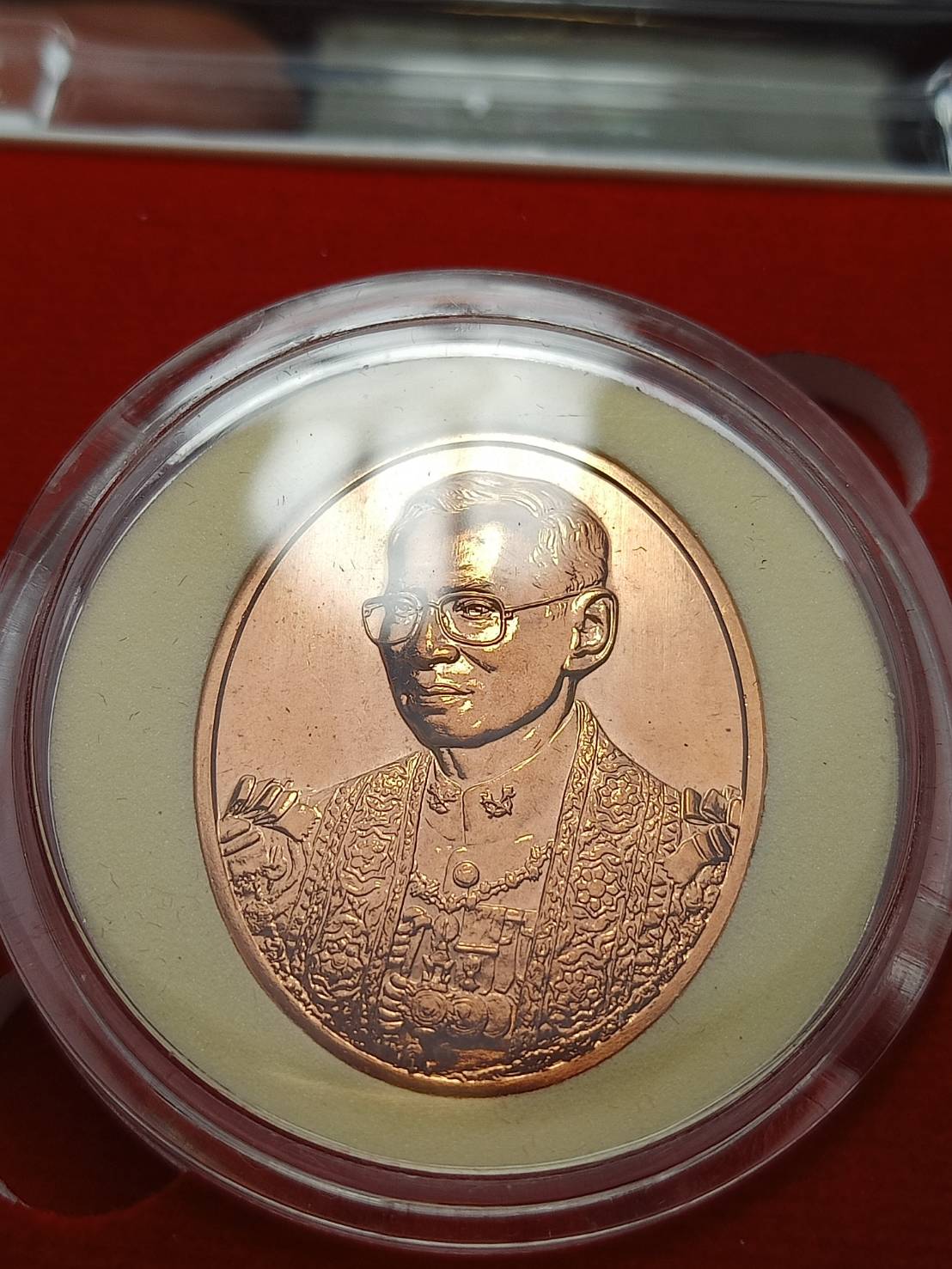 เหรียญ ร.9 หลัง ภปร. 100 ปี โรงพยาบาลจุฬาลงกรณ์ สภากกาชาดไทย ปี 2557 พร้อมกล่อง (SKU-09867)