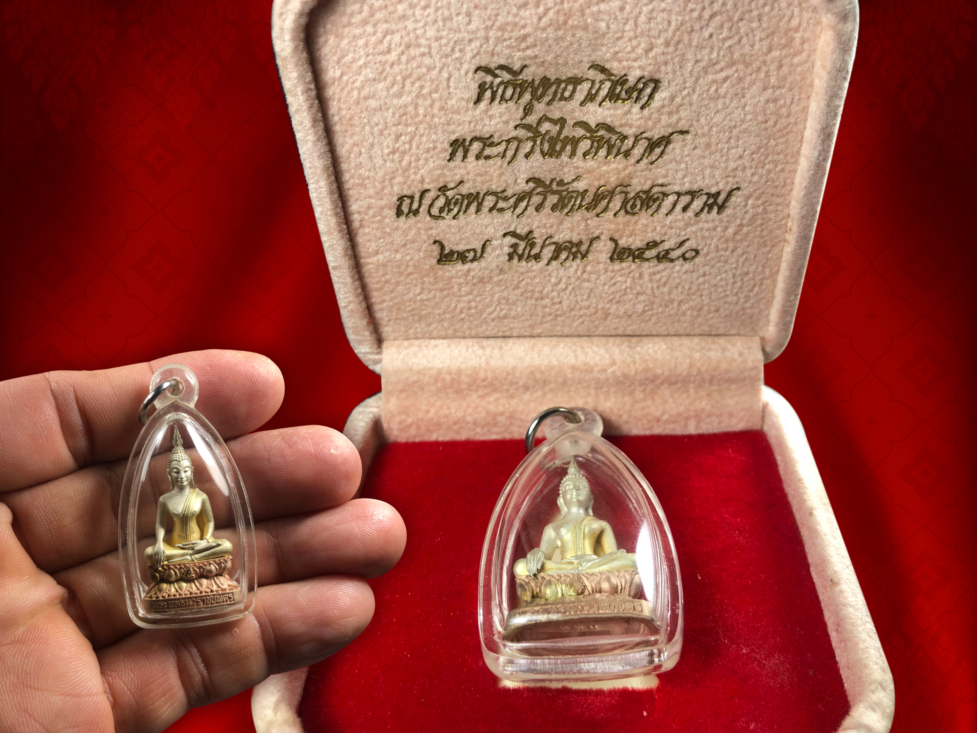 พระกริ่งพระพุทธนวราชบพิตร เนื้อสามกษัตริย์ พร้อมกล่อง จัดสร้างขึ้นในวโรกาสที่ในหลวงทรงครองสิริราชสมบัติครบ 50 ปี ปี 2539 ใต้ฐานมีโค้ดและหมายเลขกำกับ ขนาด ฐานกว้าง 1.8 ซม. ความสูง 3.4 ซม. พิธีมหาพุทธาภิเษก ณ วัดพระศรีรัตนศาสดาราม ( วัดพระแก้ว ) เมื่อวันที่